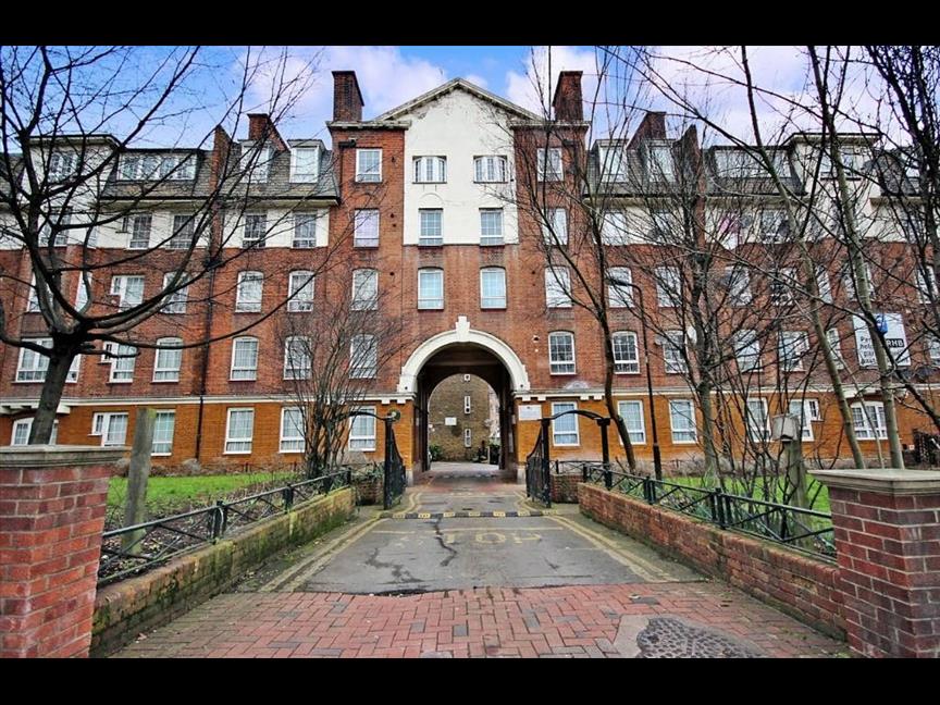 Flat Brixton Hill in Greater London