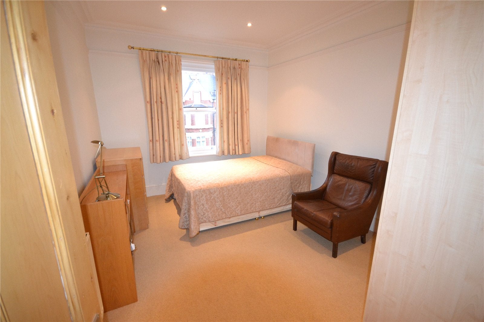 Flat Lyncroft Gardens in Greater London
