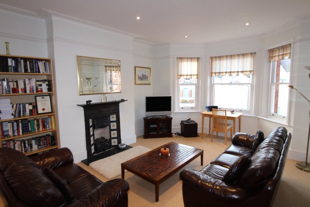 Flat Lyncroft Gardens in Greater London