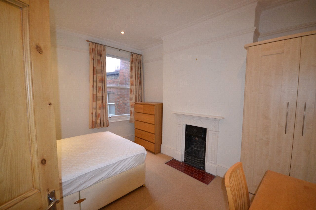 Flat Lyncroft Gardens in Greater London