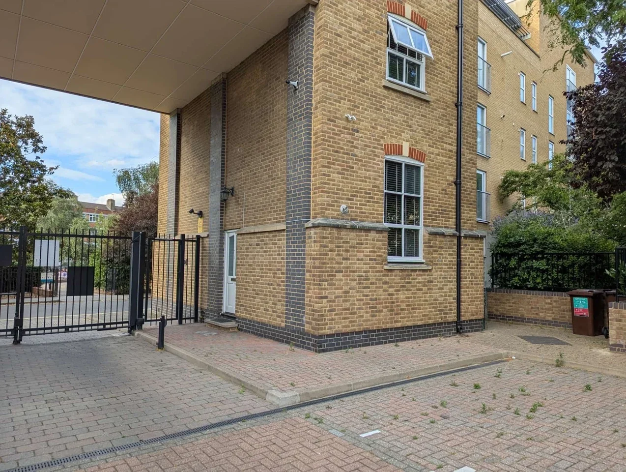 Flat Morocco Street in Greater London