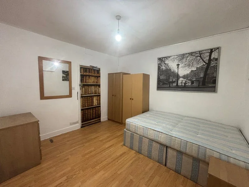 Room Buckingham Road in Greater London