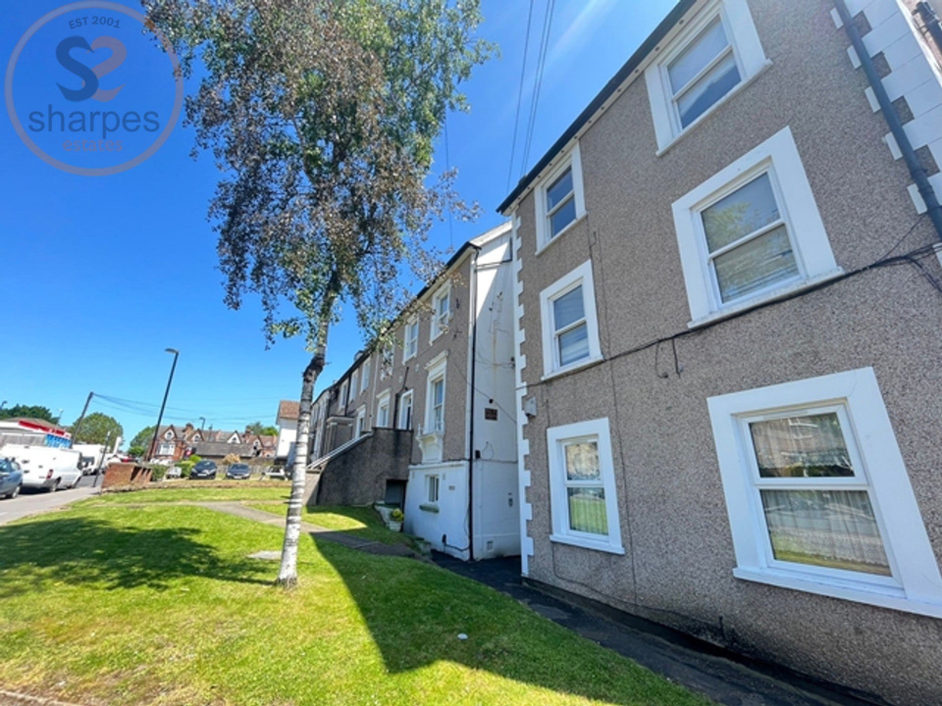 Flat Holmesdale Road in Greater London