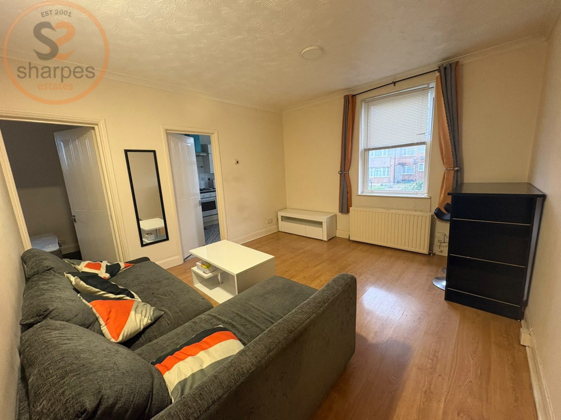 Flat Holmesdale Road in Greater London