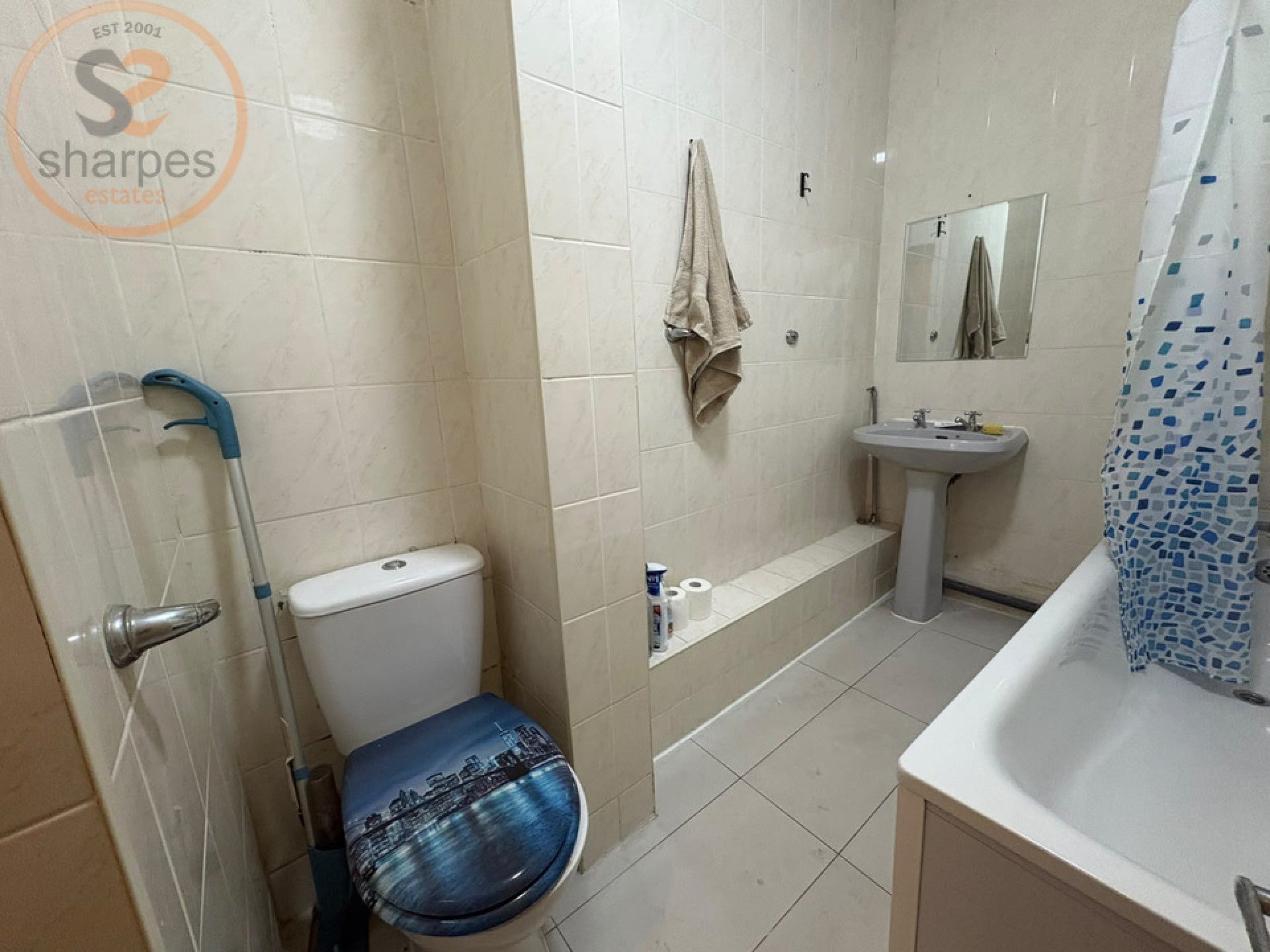Flat Holmesdale Road in Greater London