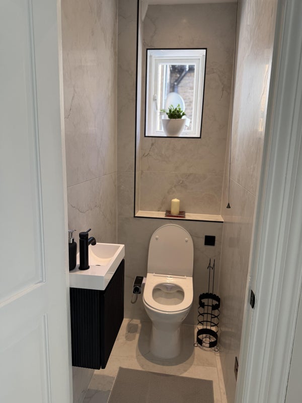 Room Upper Richmond Road West in Greater London