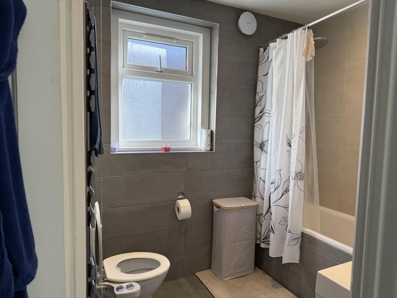 Room Upper Richmond Road West in Greater London