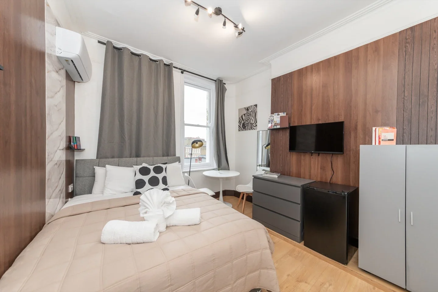 Flat Kensington High Street in Greater London