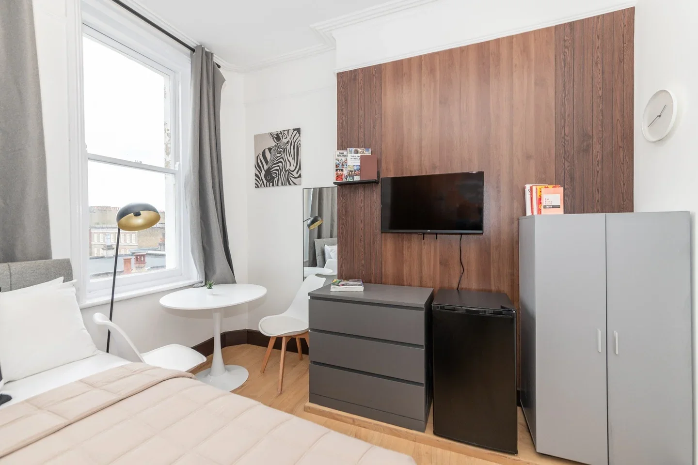 Flat Kensington High Street in Greater London