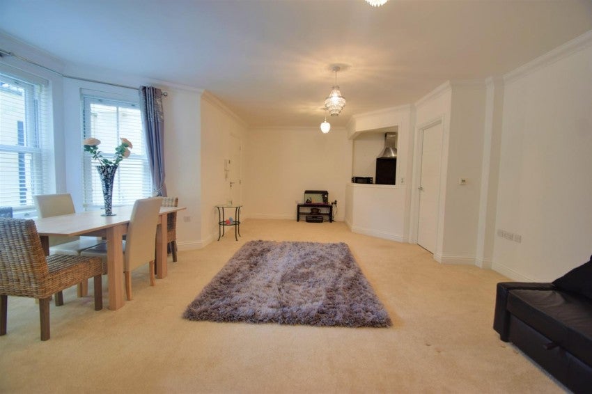 Flat Nascot Road in Watford