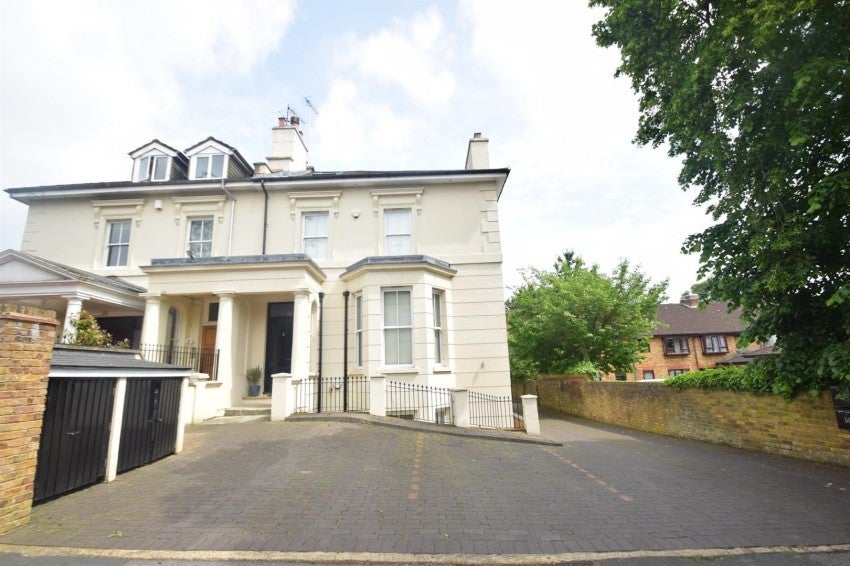 Flat Nascot Road in Watford