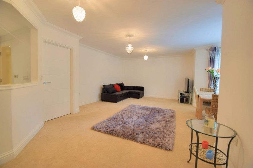 Flat Nascot Road in Watford