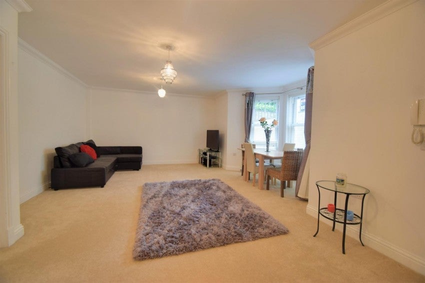 Flat Nascot Road in Watford