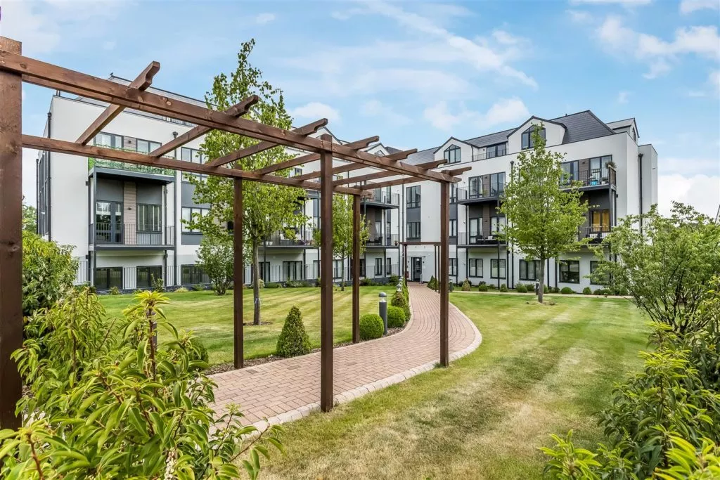 Flat Bay Tree Avenue in Mole Valley