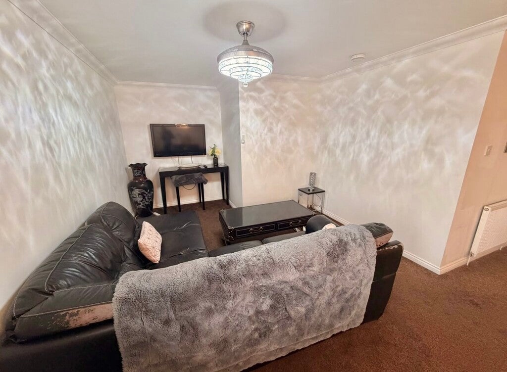 Flat Carmyle Avenue in Glasgow