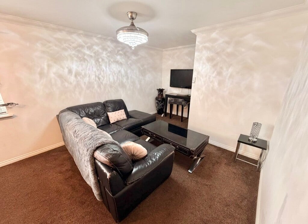Flat Carmyle Avenue in Glasgow