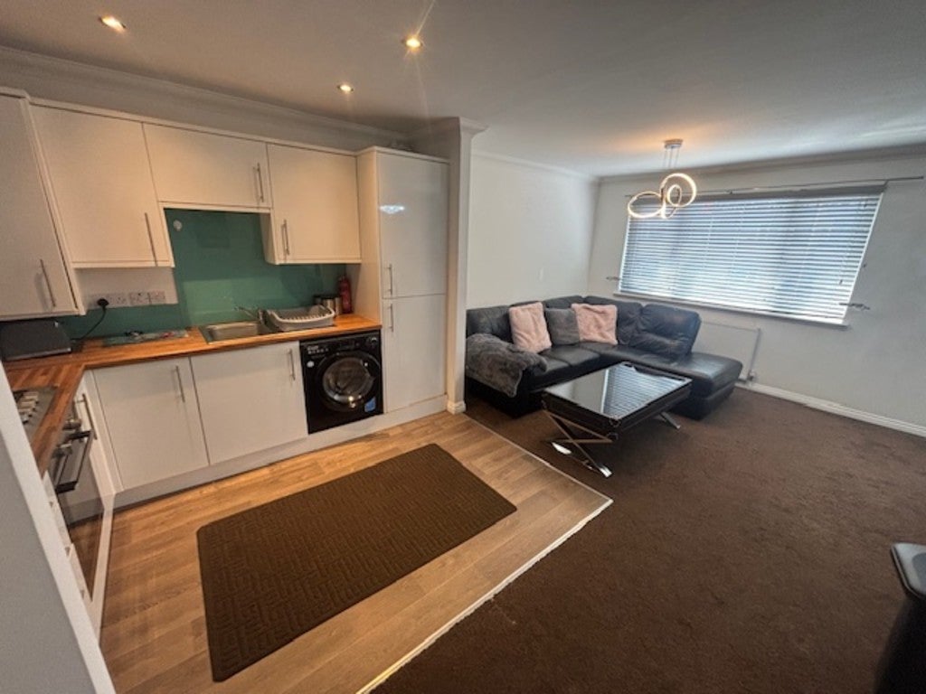 Flat Carmyle Avenue in Glasgow