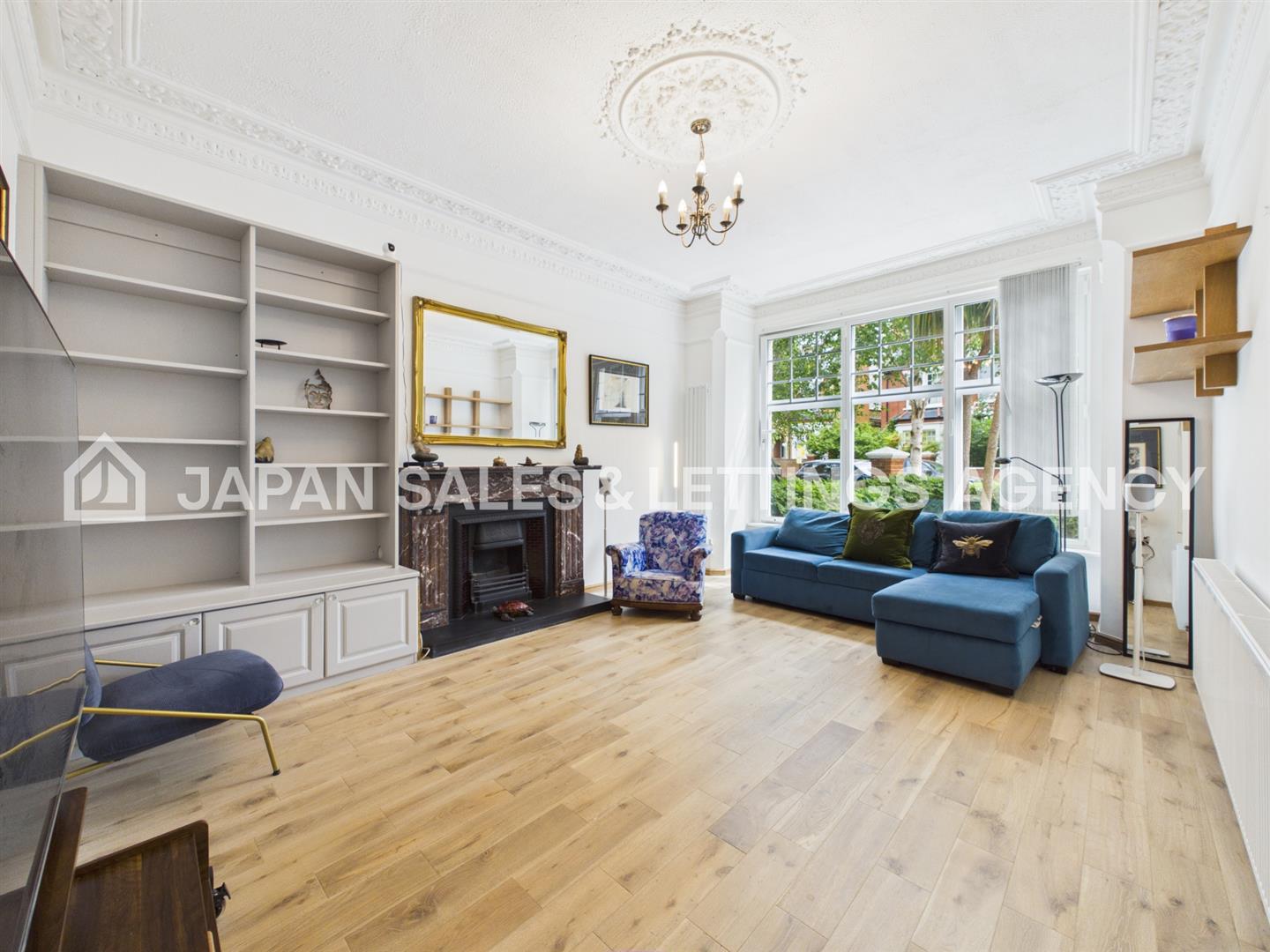 Flat Kings Avenue in Greater London