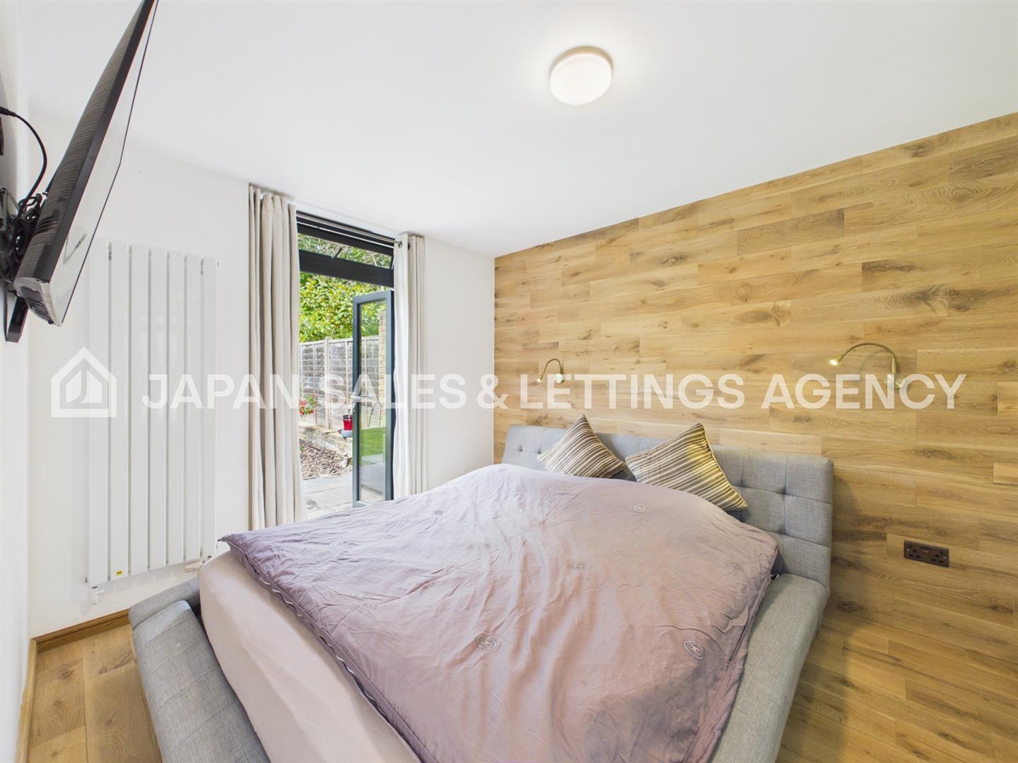 Flat Kings Avenue in Greater London