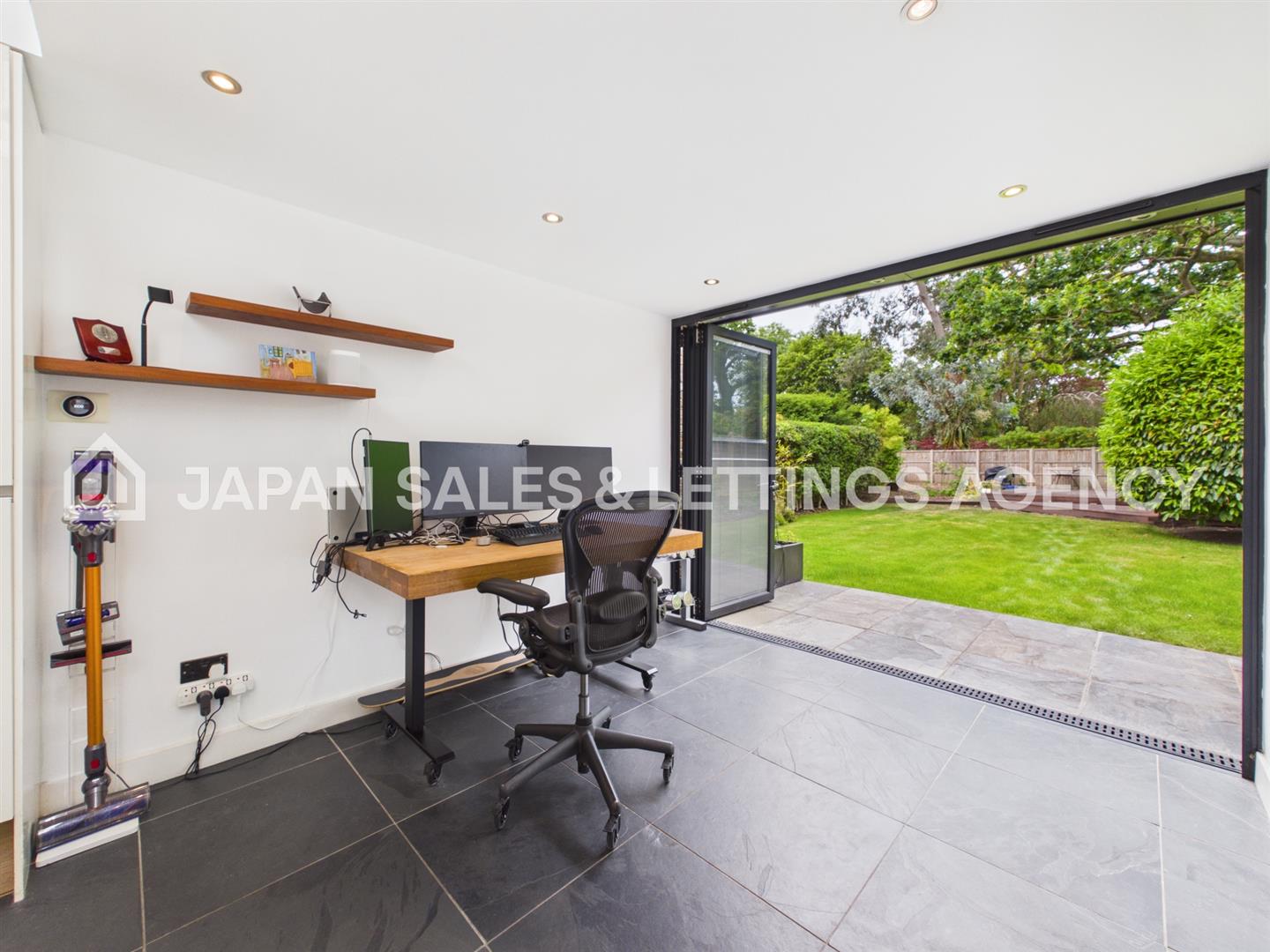 Flat Kings Avenue in Greater London