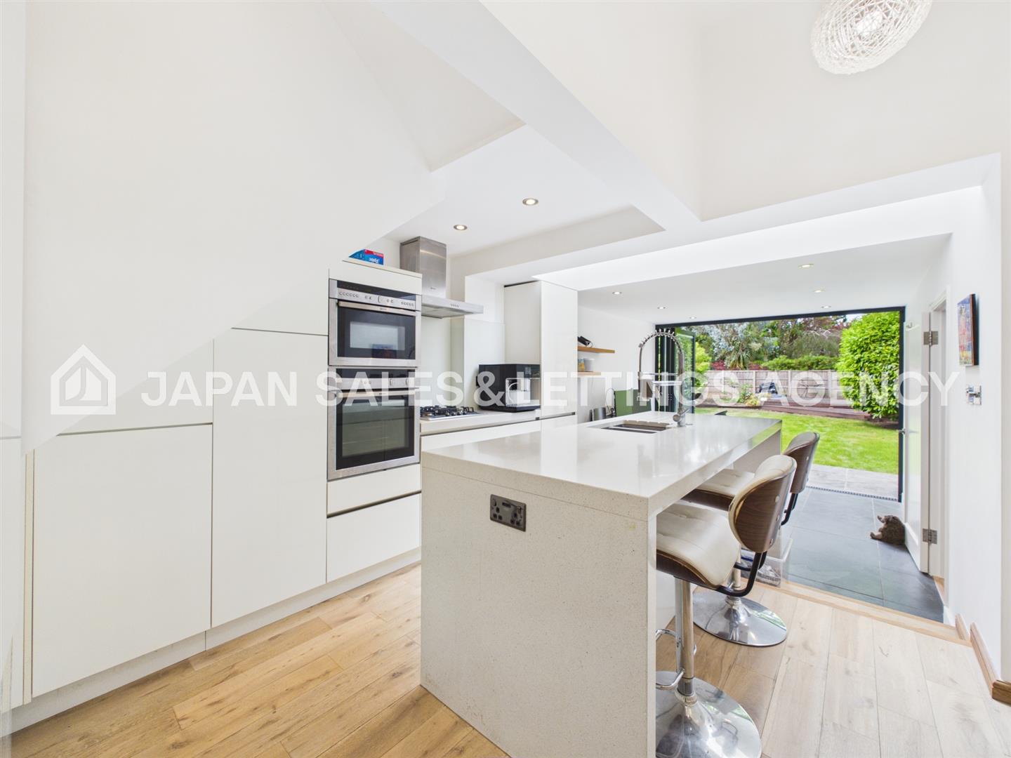 Flat Kings Avenue in Greater London