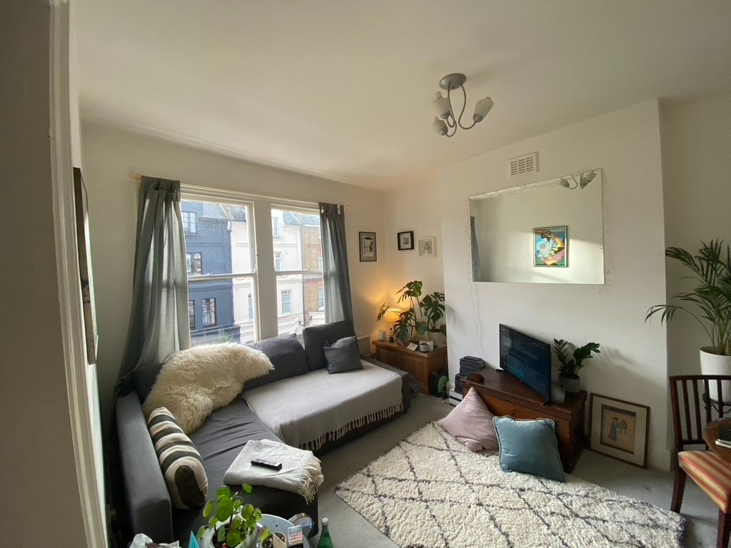 Flat Gascony Avenue in Greater London