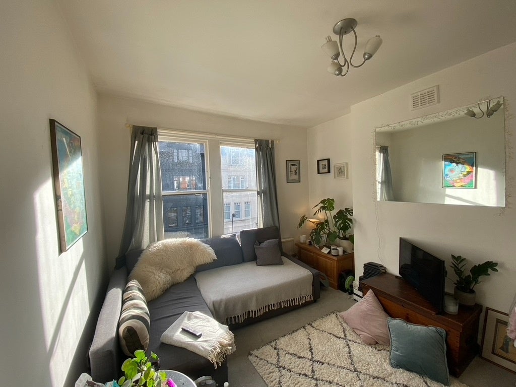 Flat Gascony Avenue in Greater London