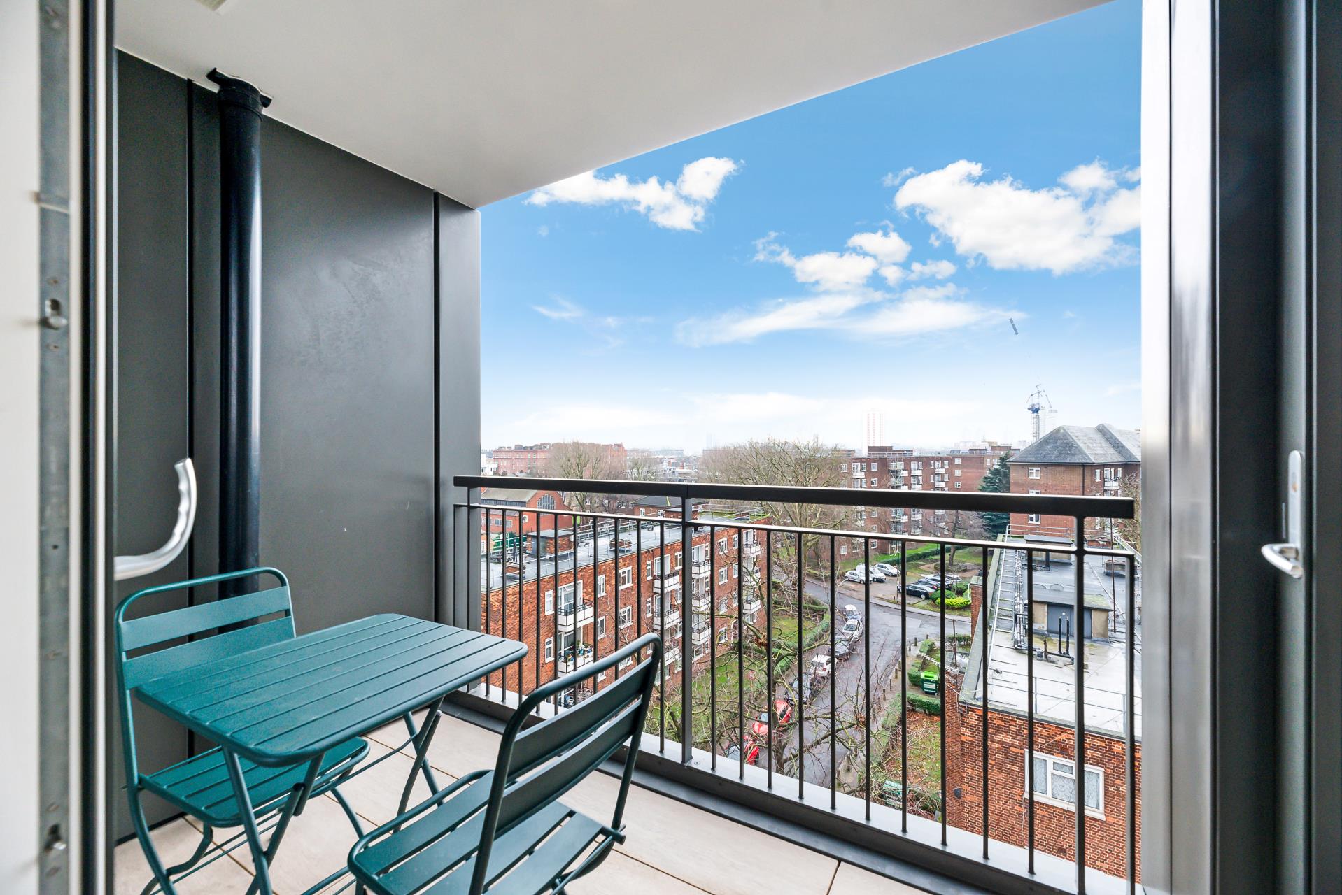 Flat Wyvil Road in Greater London
