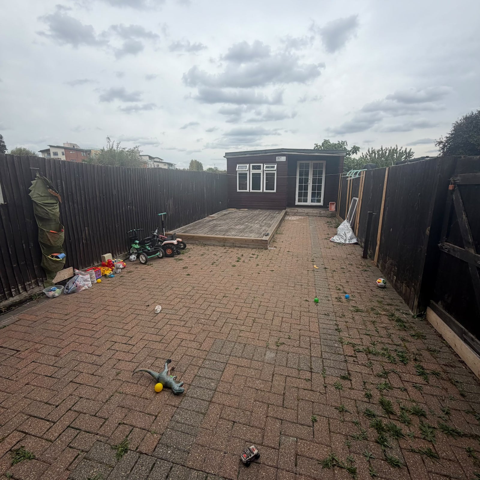 House Rosedale Avenue in Greater London