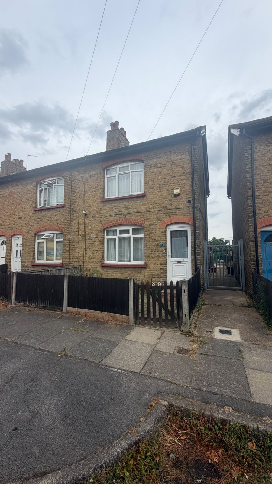 House Rosedale Avenue in Greater London