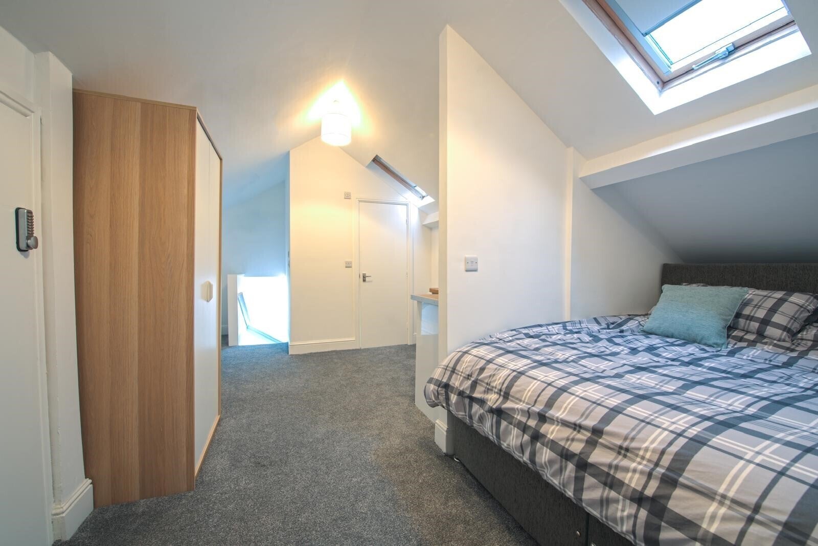 Room Upper Town Street in Leeds
