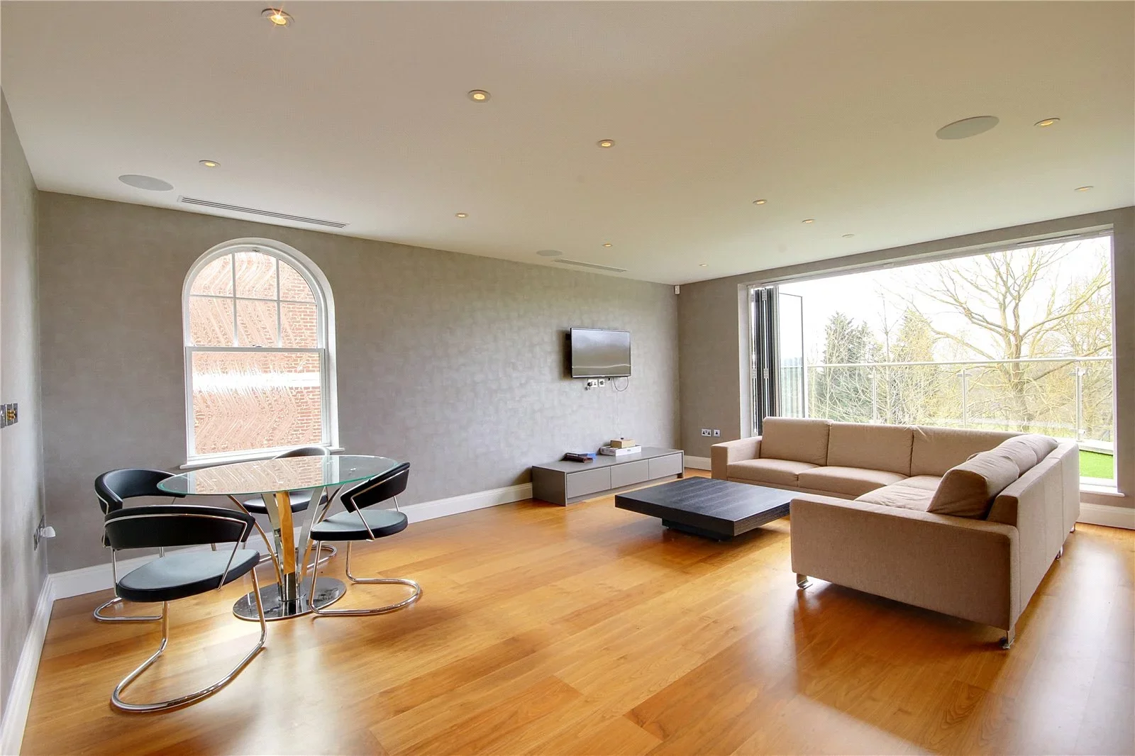 Flat Cockfosters Road in Greater London