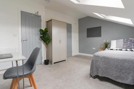 Room Hudson Road in Portsmouth