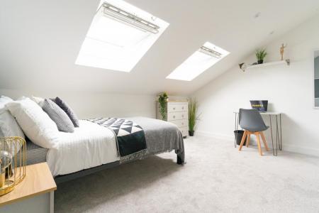 Room Hudson Road in Portsmouth