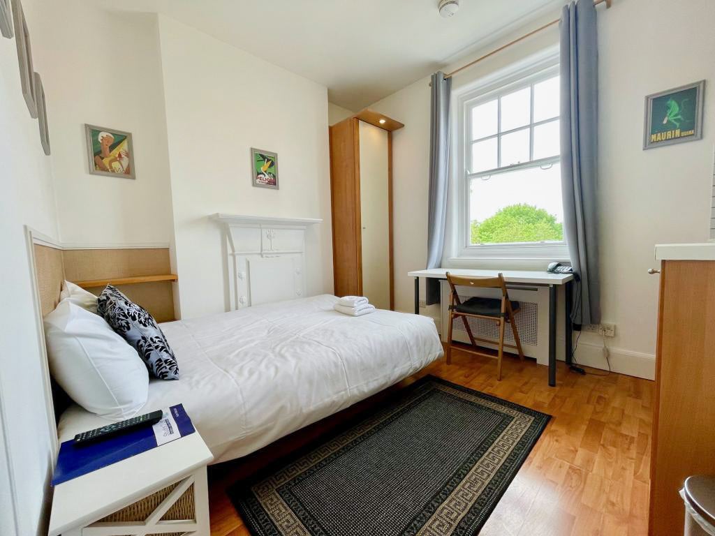 Room Fulham Palace Road in Greater London