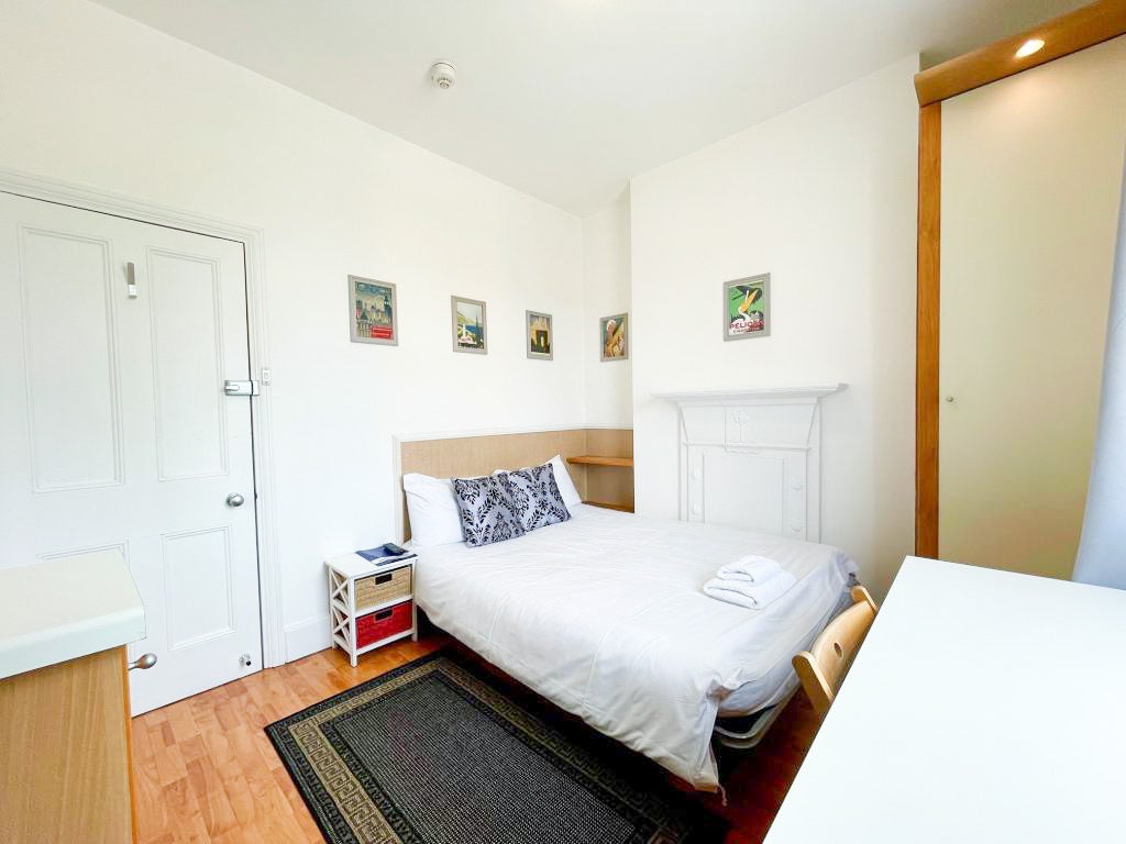 Room Fulham Palace Road in Greater London