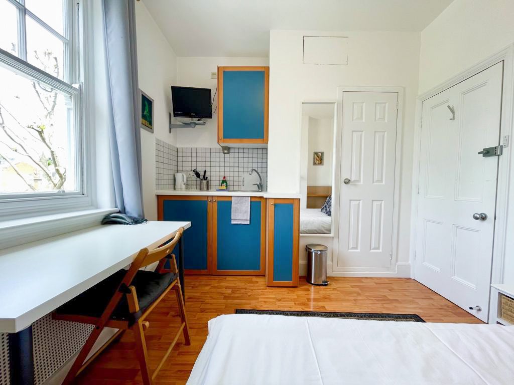 Room Fulham Palace Road in Greater London