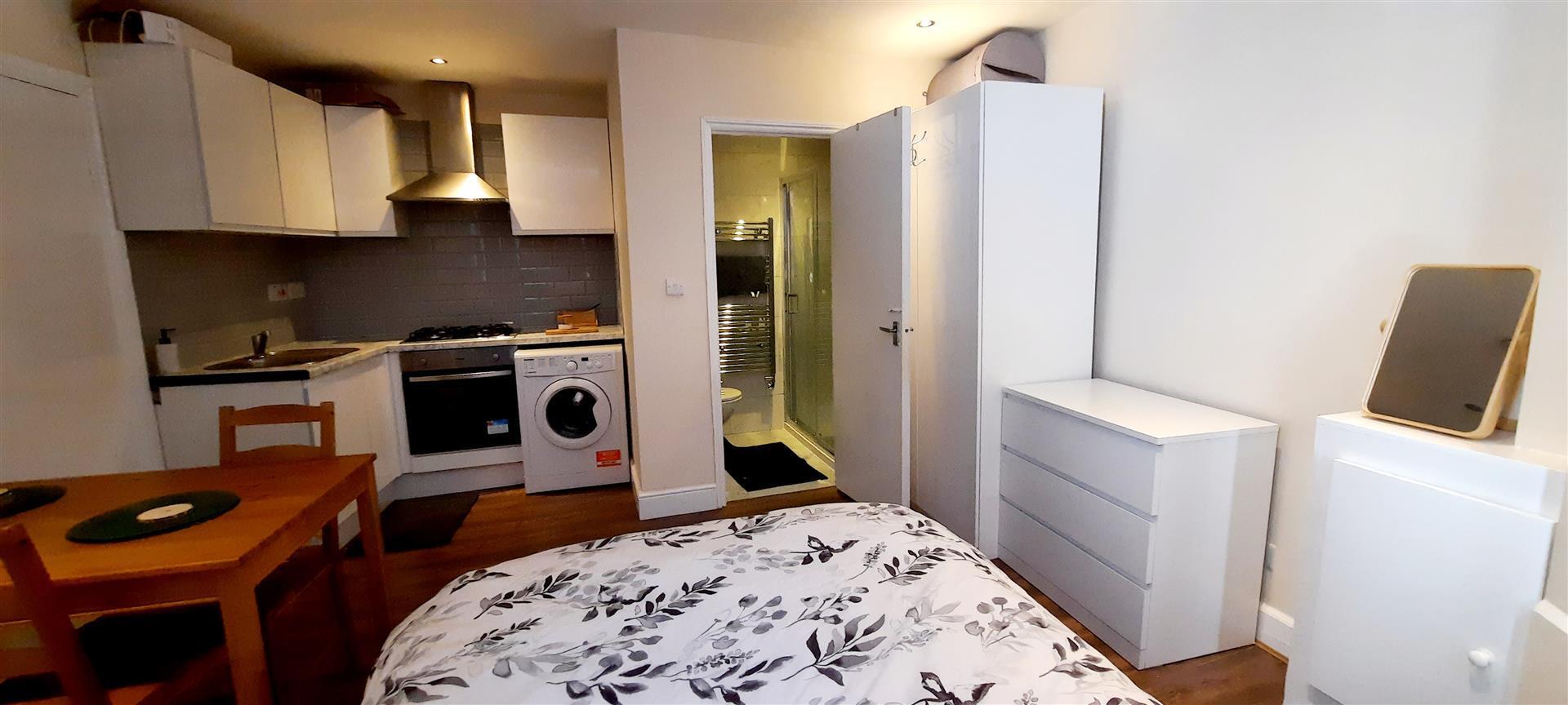 Flat Hetley Road in Greater London
