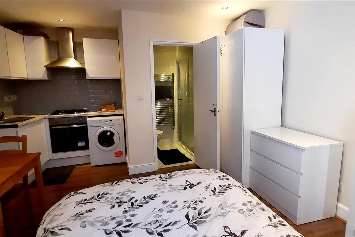 Flat Hetley Road in Greater London