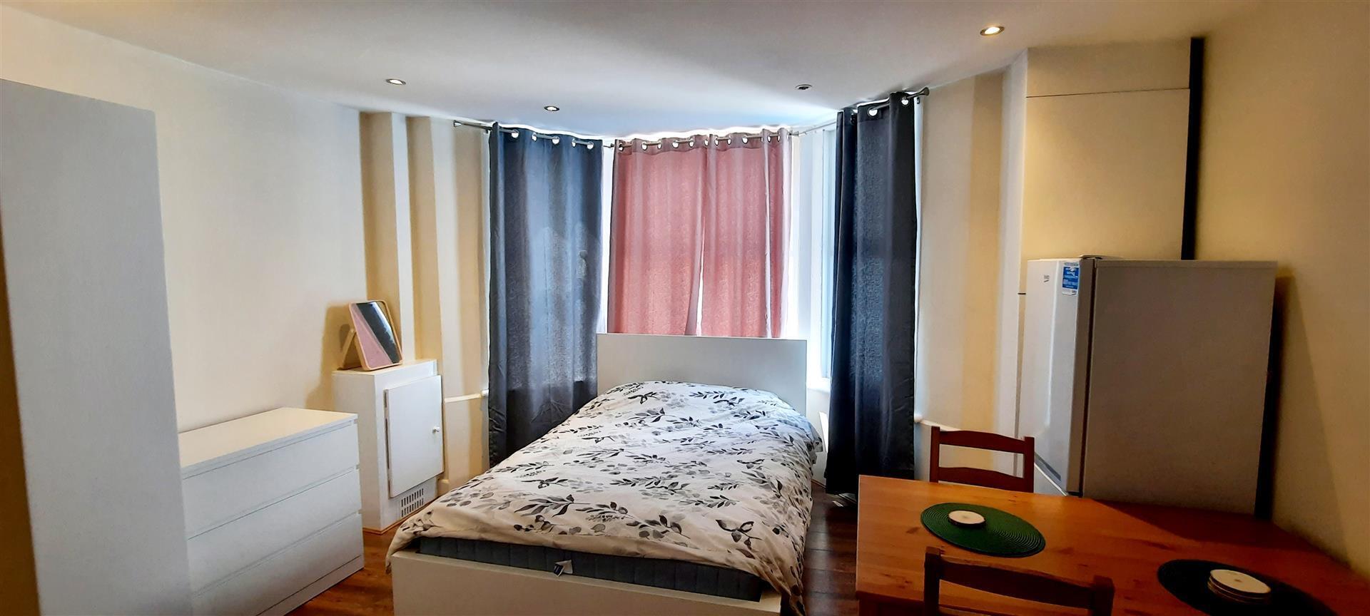 Flat Hetley Road in Greater London