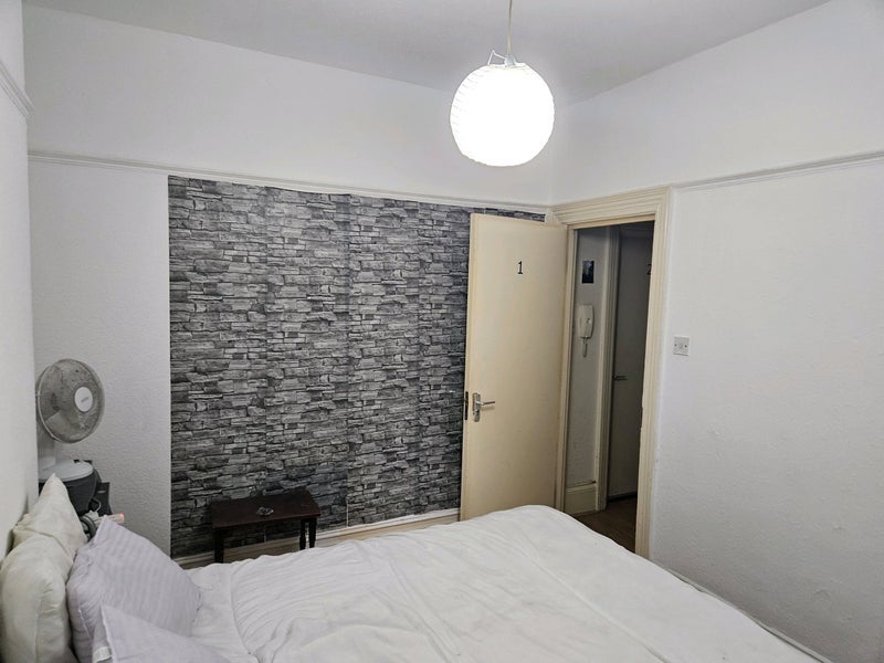 Room Pemberton Road in Greater London