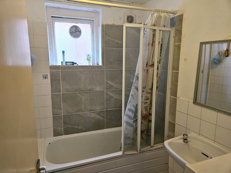 Room Pemberton Road in Greater London