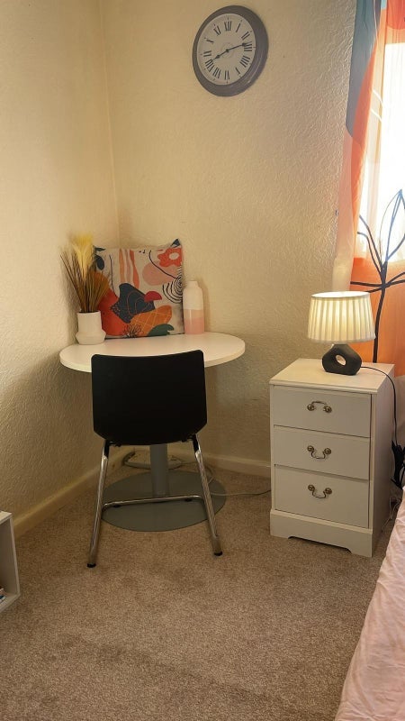 Room Beeston Park Place in Leeds