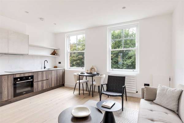 Flat Kingsland Road in Greater London
