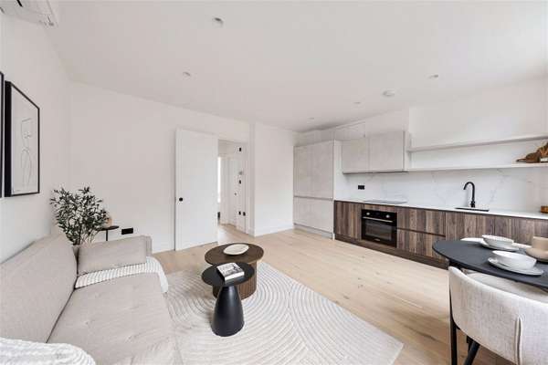 Flat Kingsland Road in Greater London
