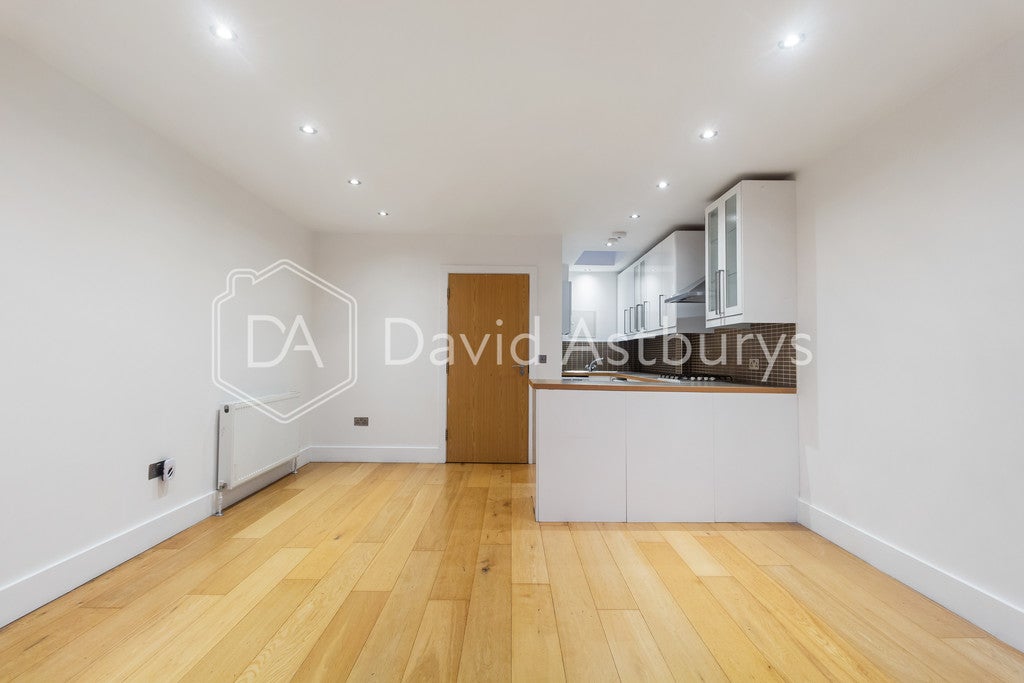 Flat Liverpool Road in Greater London