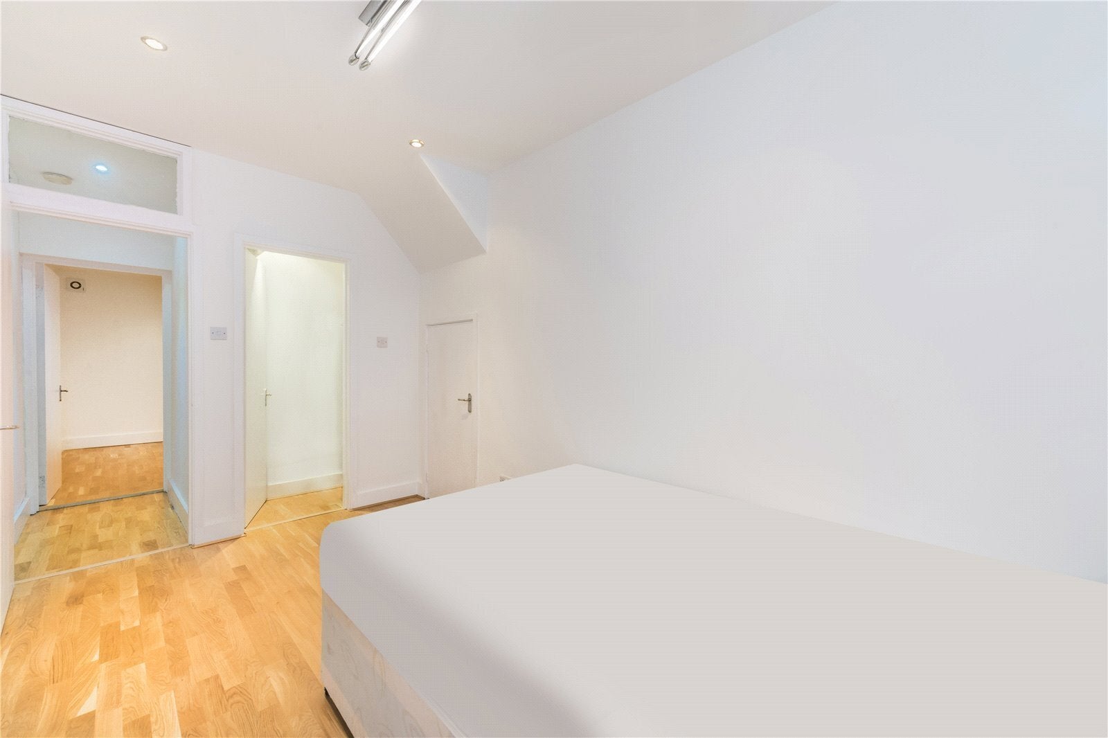 Flat Canfield Place in Greater London