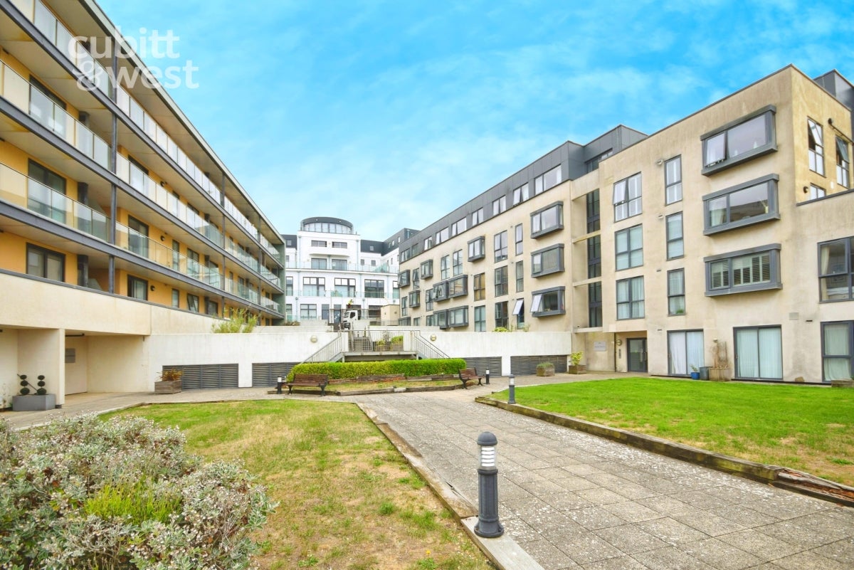 Flat Suez Way in Brighton