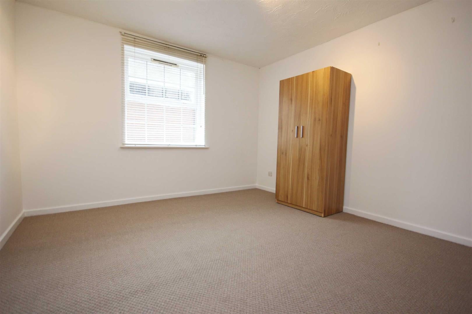 Flat Selborne Road in Greater London