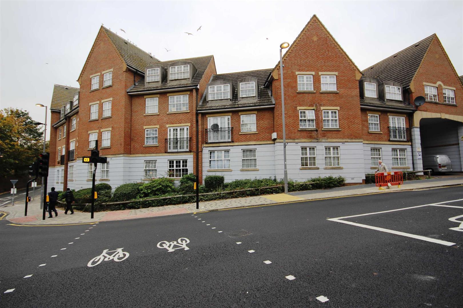 Flat Selborne Road in Greater London